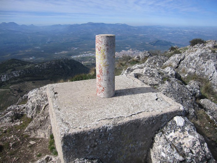 Pico Ahíllos 1454 msnm y Alcaudete al fondo